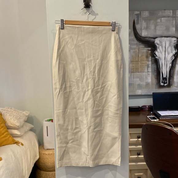 Zara cream faux leather pencil skirt w/ back slit - Picture 2 of 6